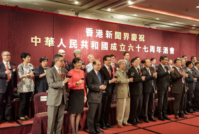 行政長官梁振英(左八)與眾新聞界代表及嘉賓為國慶酒會主禮