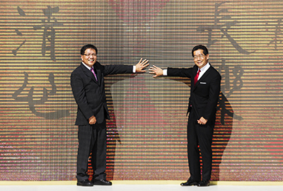 Director of Broadcasting, Mr LEUNG Ka-wing and Secretary for Commerce & Economic Development, Mr Gregory SO Kam-leung, lit up the auspicious golden chicken screen to send New Year blessings to the citizens of Hong Kong