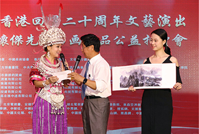 著名演員阿幼朵（左一）與畫作《雲山騰紫氣》