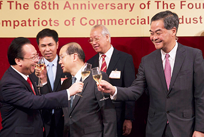 全國政協副主席梁振英先生（右一）與各主禮嘉賓進行祝酒儀式