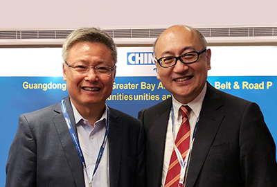 香港大學專業進修學院常務副院長劉寧榮教授（左）與司徒傑先生（右）合影留念