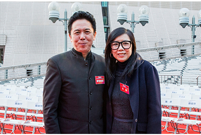 香港大公文匯傳媒集團副董事長、總經理歐陽曉晴先生（左）和香港點心衛視副總裁莊漪女士（右）合影留念