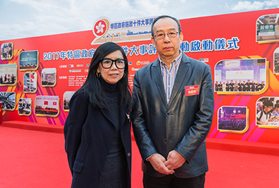 香港點心衛視副總裁莊漪女士（左）和鳯凰衛視國際廣告經營副總裁劉慶東先生（右）合影留念
