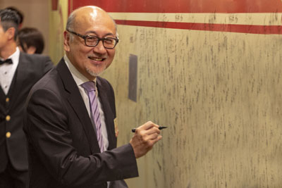 Mr. Szeto Kit, Director and CEO of Dim Sum TV, signed his autograph as a momento to the ceremony