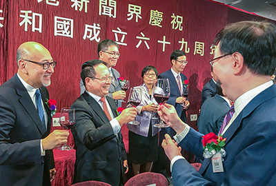 Mr. Kit Szeto toast with friends from the Press