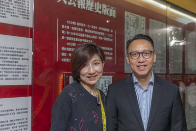 點心衛視 市務及銷售部副總裁黃美玲女士(左) 與萬華媒體集團業務總監區展程先生(右) 合影留念