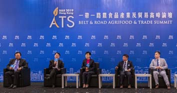 (From left) Mr. Liu Shenli, former Member of the National Committee of CPPCC and President of China Association of Agricultural Leading Enterprises; Dr. Liu Yingjie, Vice President of China Association of Agricultural Leading Enterprises and Executive
Director of Agriculture Technology Innovation Center of Tsinghua University; Ms. Yang Bo, Member of Communist Party Committee, Director and Deputy General
Manager of Shanxi Xinghuacun Fenjiu Group Co., Ltd; Mr. Yang Wen Ta, Chairman of Kaida Leisure Development Co., Ltd and Chairman of Jiangsu Orto Regimen Industry Development Co., Ltd; Mr. Zheng Ziyang, General Manager of Foshan Tianze Testing Services Co,. Ltd made a discussion.